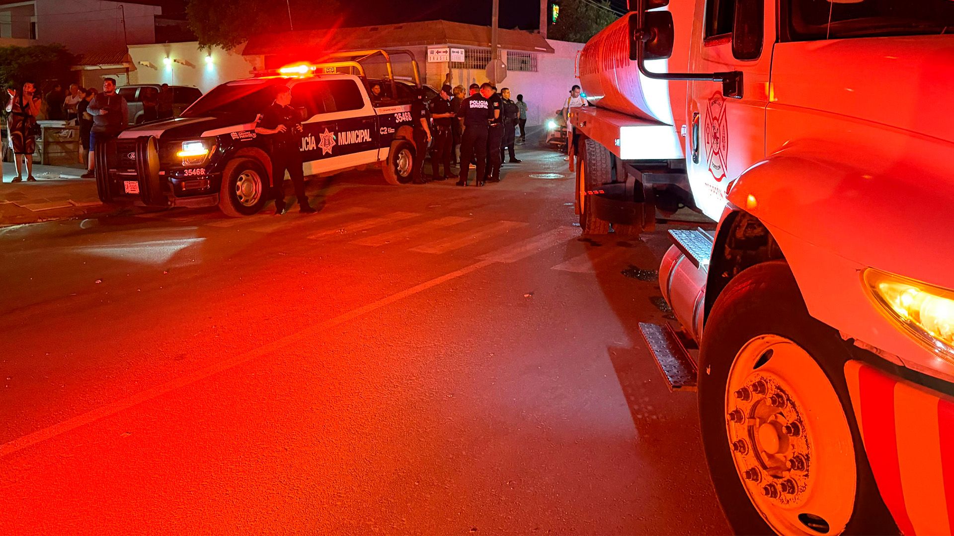 La explosión derrumbó una barda y provocó que ventanales colapsaran